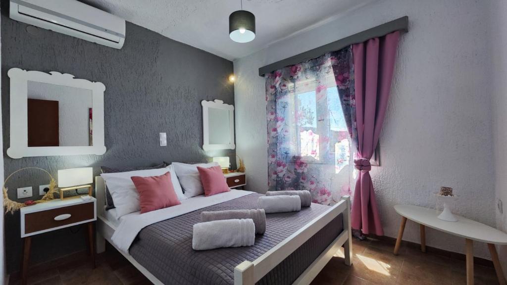 Postel nebo postele na pokoji v ubytování Evdoxia's Mochlos House