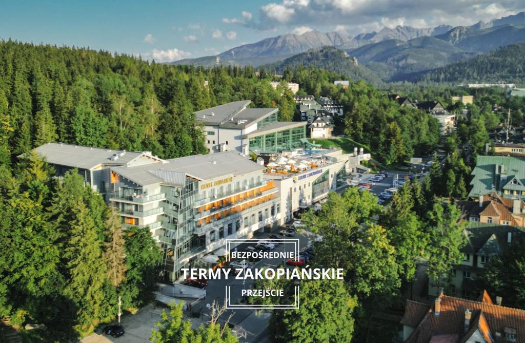 una vista aérea de una ciudad en las montañas en Hotel Aquarion Family & Friends, en Zakopane