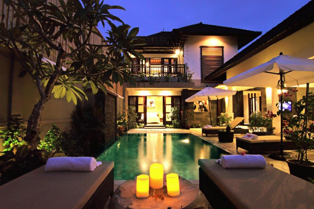 une villa avec une piscine la nuit dans l'établissement The Lakshmi Villas by The Beach House, à Gili Trawangan