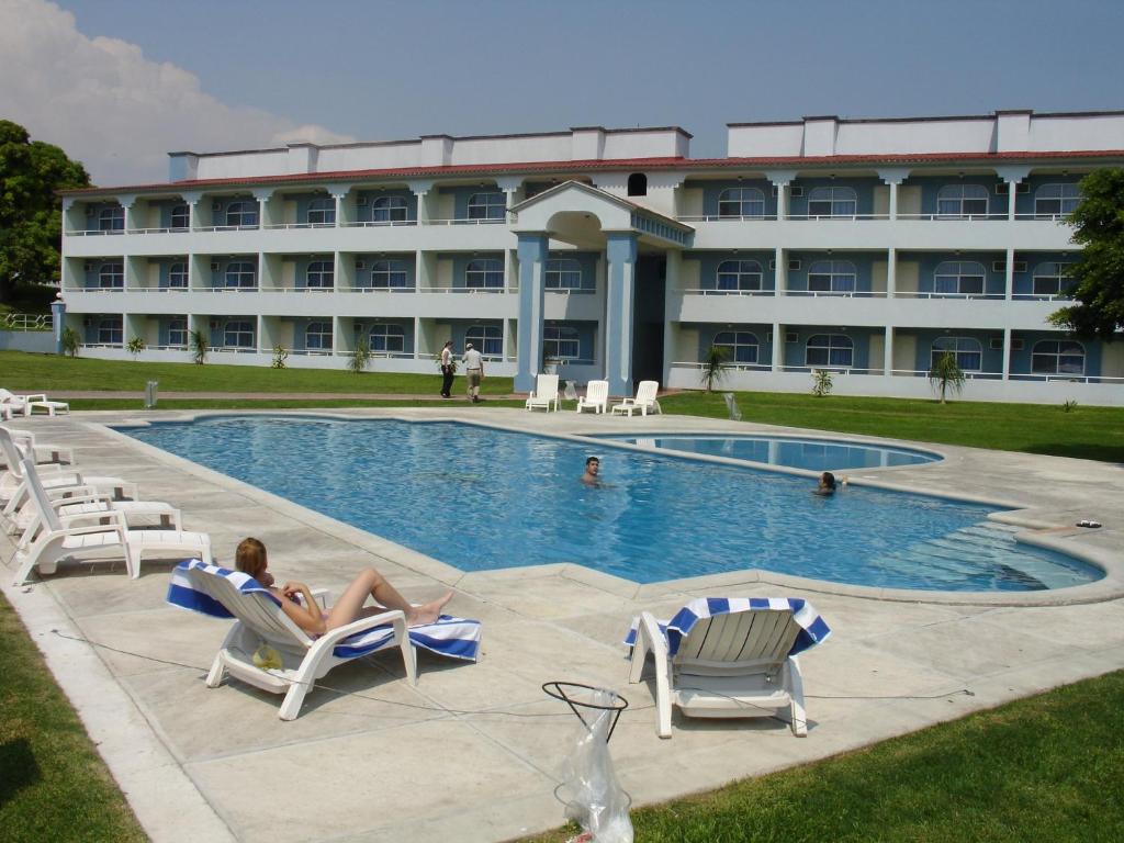 Swimming pool sa o malapit sa Dorados Conventions & Resort