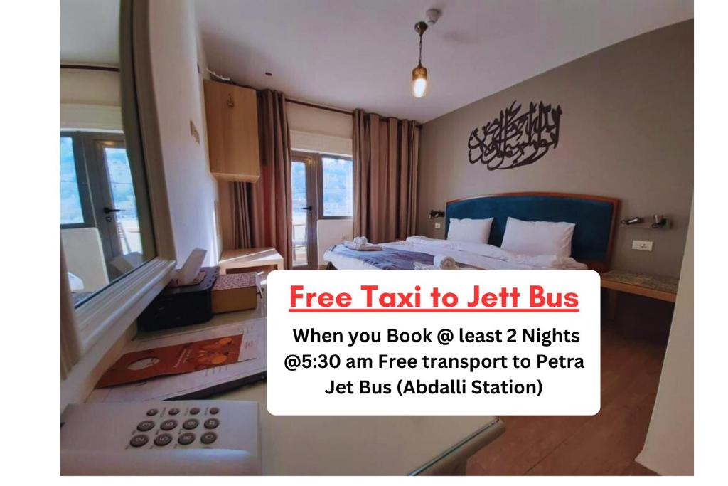 Layaali Amman Hotel في عمّان: غرفة في الفندق مع سرير و لوحة مكتوب فيها رسالة مجانية للحافلة المغادرة