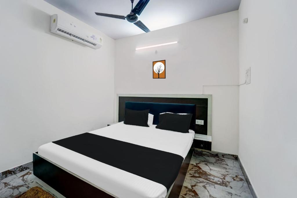Säng eller sängar i ett rum på OYO Flagship Hotel Savera Inn