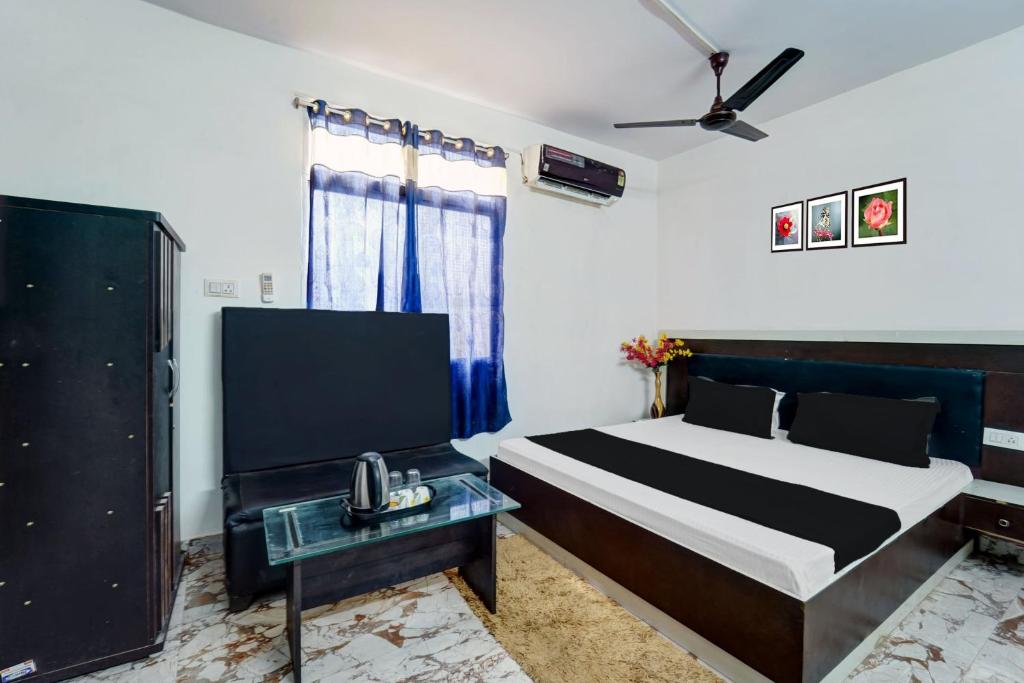 Un dormitorio con una cama y un teléfono en una mesa. en OYO Flagship Hotel Savera Inn en Patna