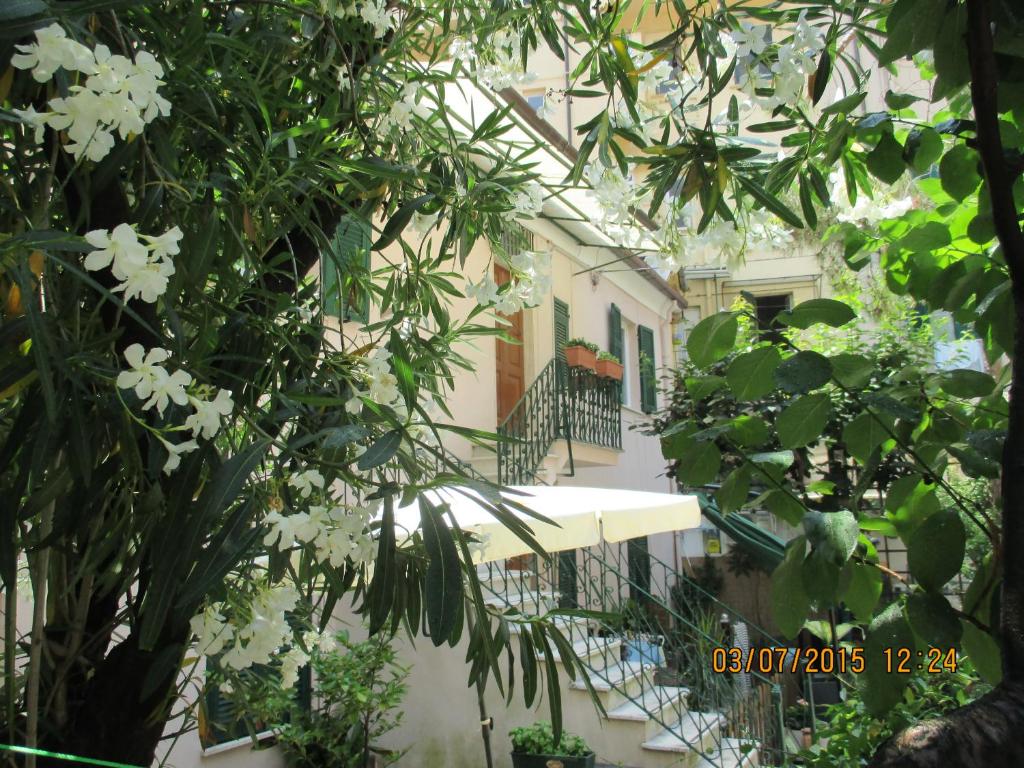 un edificio con flores blancas a su lado en Il Giardino degli Oleandri, en La Spezia