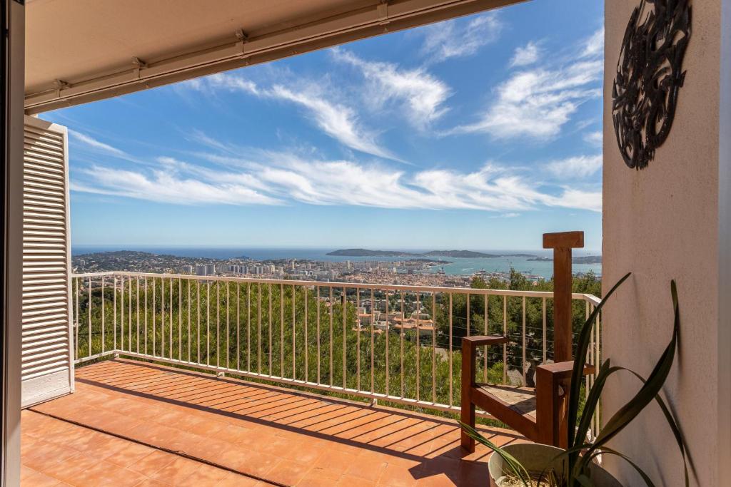 Elle comprend un balcon offrant une vue sur la ville. dans l'établissement 3 bedroom artist's house with AC, spectacular sea view - Dodo et Tartine, à Toulon