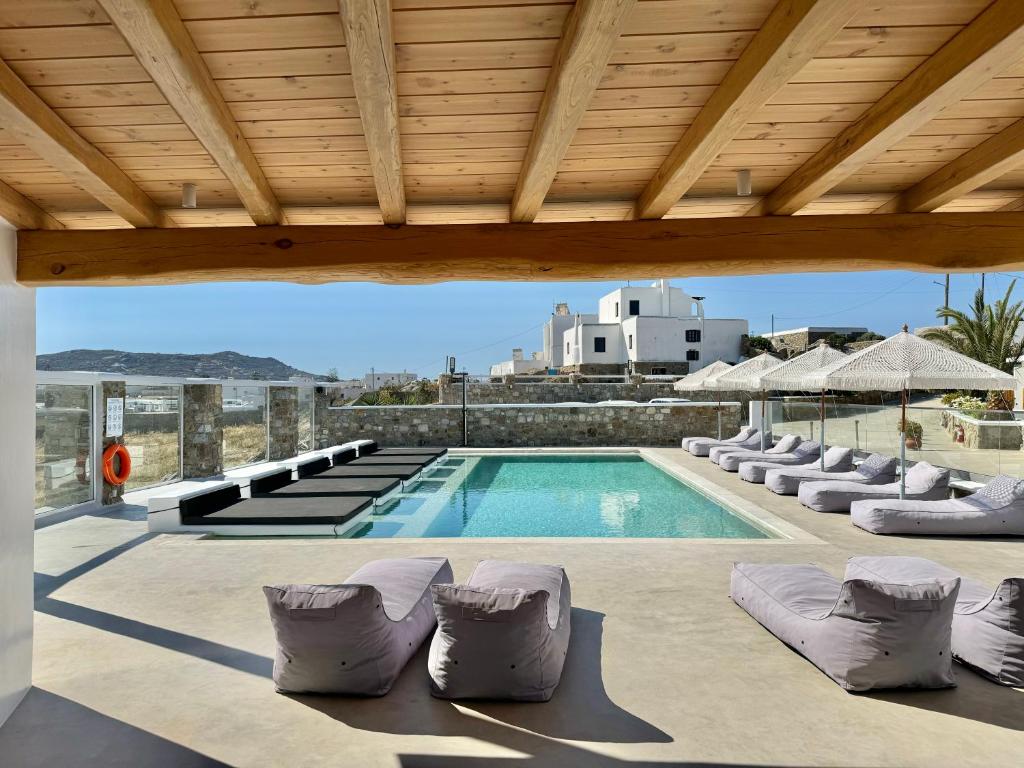 Bazén v ubytování Crystal Suites nebo v jeho okolí