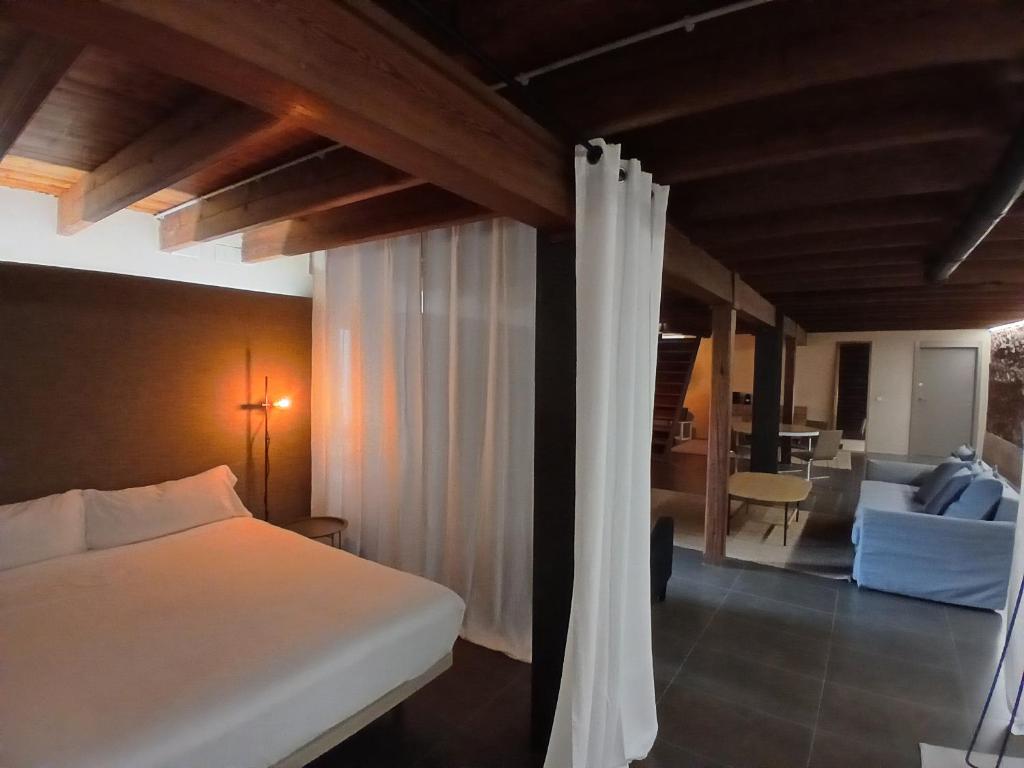 Una cama o camas en una habitación de Apartamento en molino con piscina