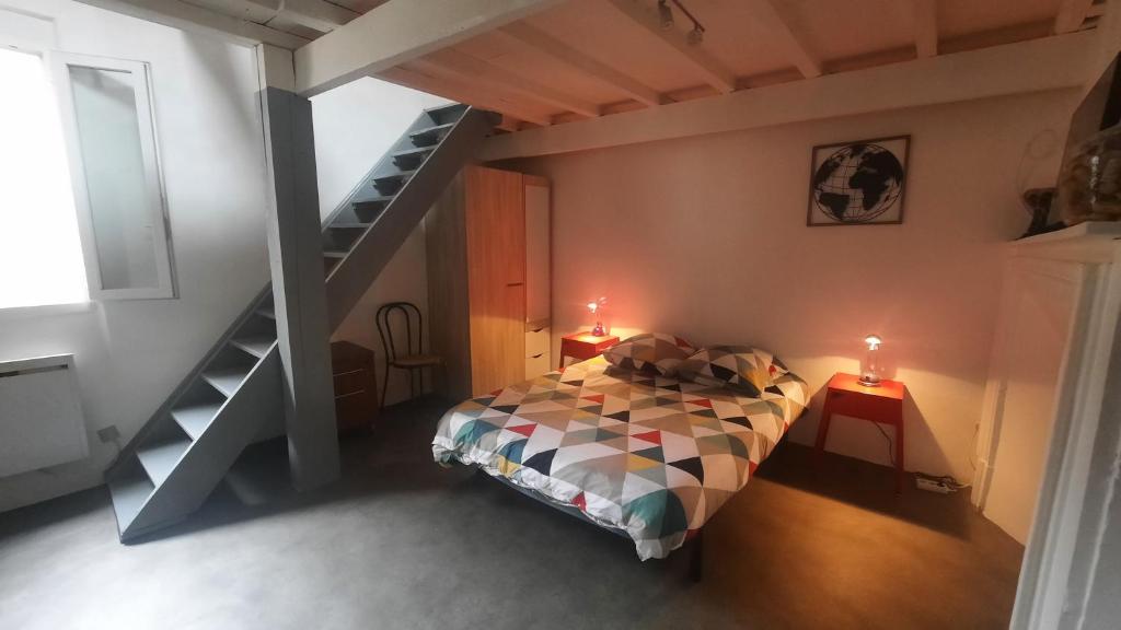 une chambre avec un lit et un escalier avec deux lampes dans l'établissement PROMO 27-31 mai Toulouse 15 mn appart 3 lits propre cuisine sde 4 personnes, à Montastruc-la-Conseillère
