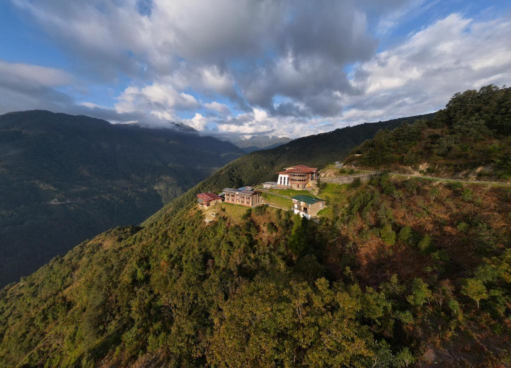 una casa sul fianco di una montagna di Willing Resort, Trongsa a Kagha