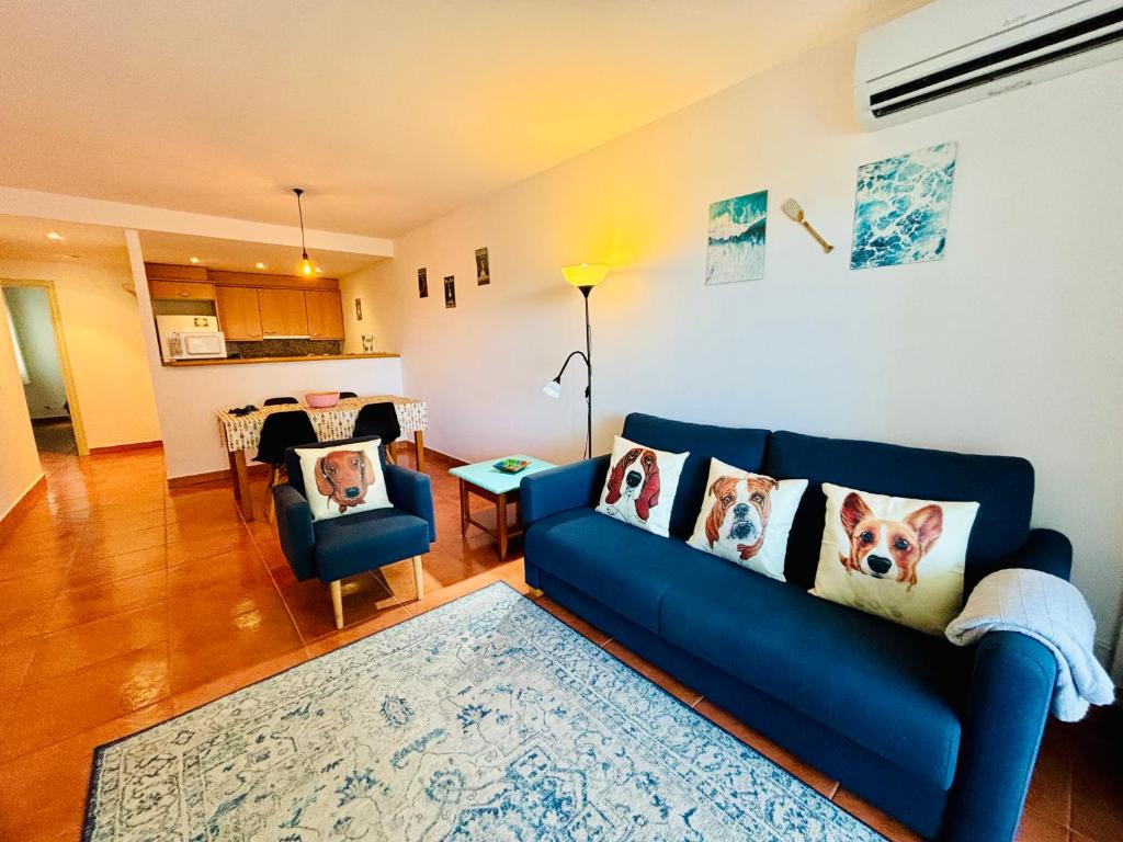 A seating area at Apartamentos Plus Costa Brava Pals