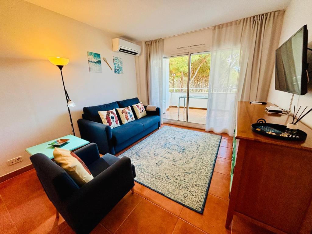 A television and/or entertainment centre at Apartamentos Plus Costa Brava Pals
