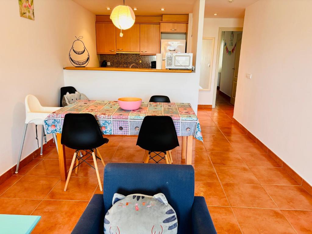 A kitchen or kitchenette at Apartamentos Plus Costa Brava Pals