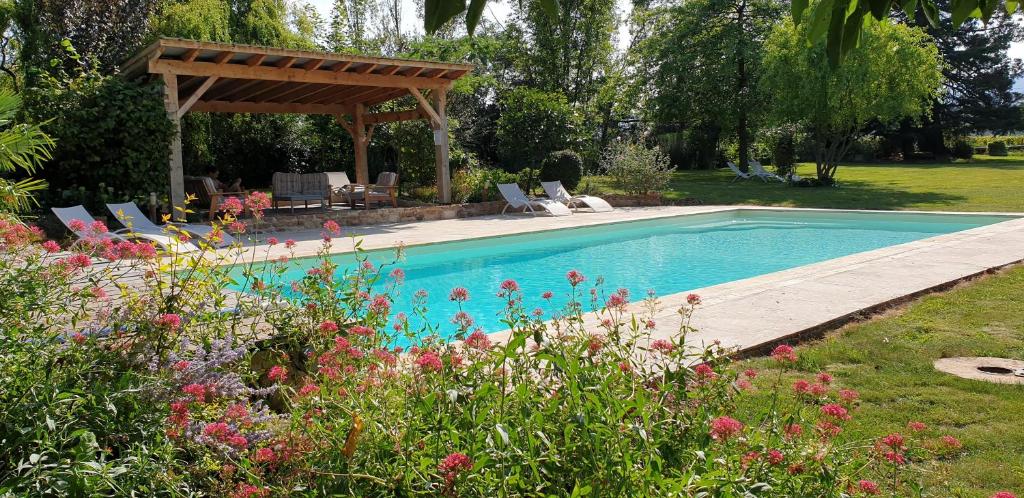 einen Pool mit Pavillon im Garten in der Unterkunft Château de Grandmont Chambres d'hôtes in Blacé