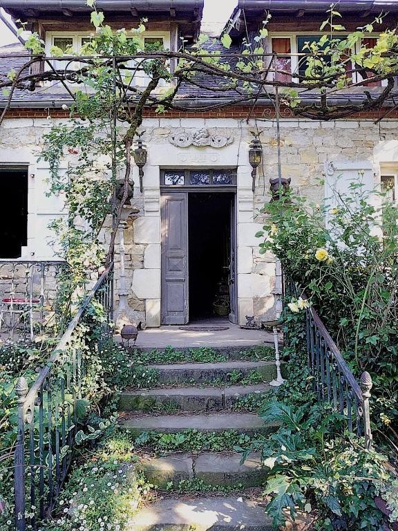 une maison en pierre avec des escaliers menant à une porte. dans l'établissement Ferme de la Dorvallière, à Cavagnac