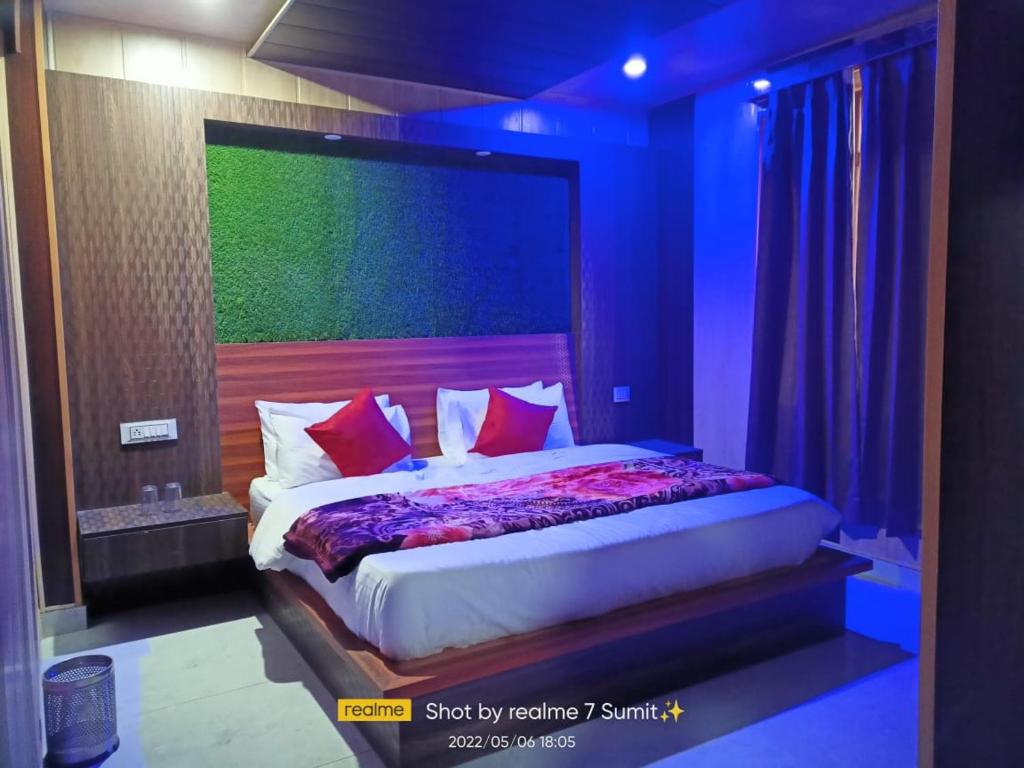 sypialnia z dużym łóżkiem w pokoju w obiekcie HOTEL NEW BADRINATH w mieście Badrinath