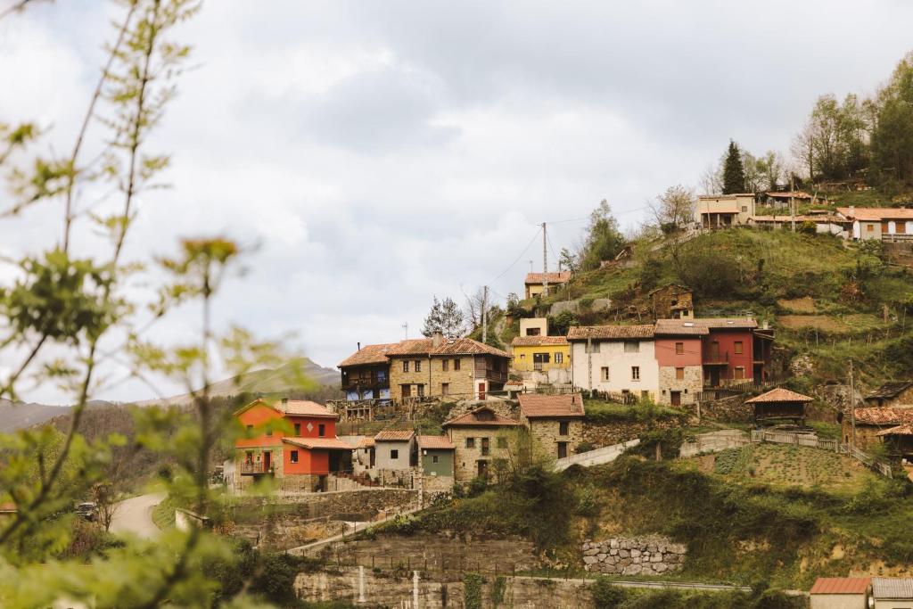 un pueblo en la cima de una colina con casas en La Faya - La Vallicuerra Casas Rurales en Mieres