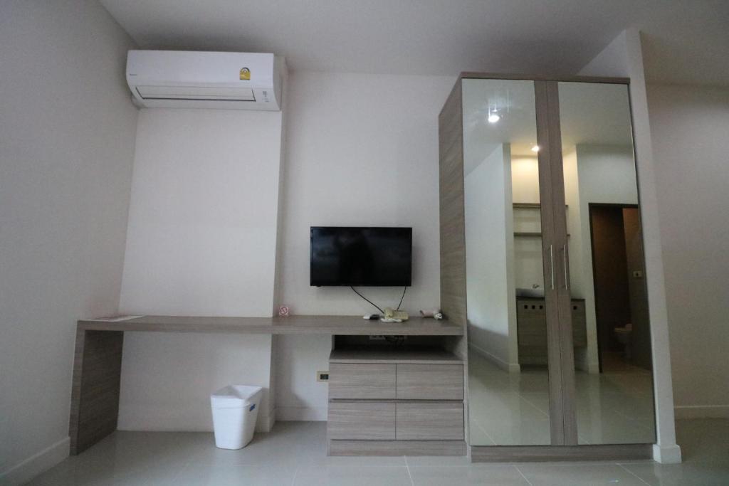 TV a/nebo společenská místnost v ubytování S4 Nai Yang Beach - Near Phuket Airport