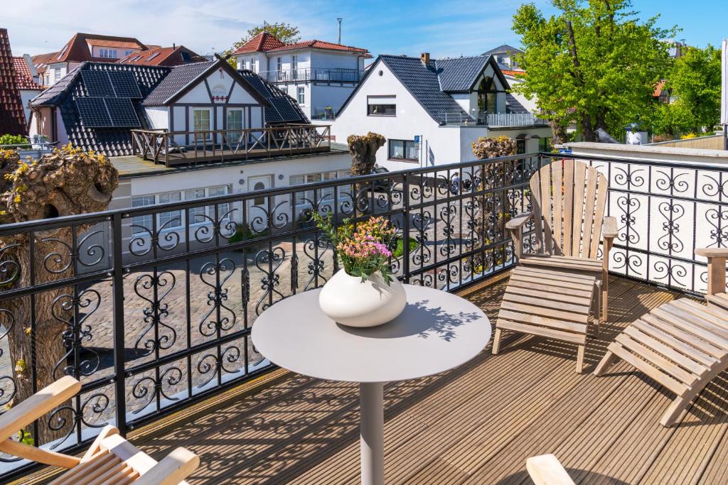 Balkón nebo terasa v ubytování Kapitänshaus Friedrich Franz - Premium Apartments 200 Meter vom Strand und Alten Strom