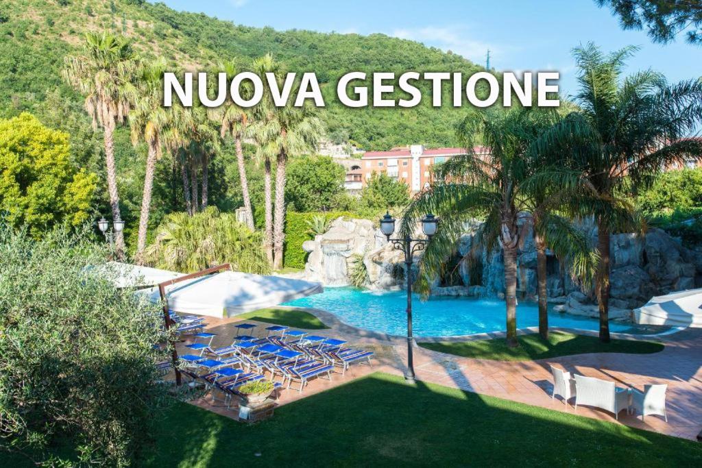 un complejo con una piscina con una montaña en el fondo en Hotel Villa Albani, en Nocera Superiore