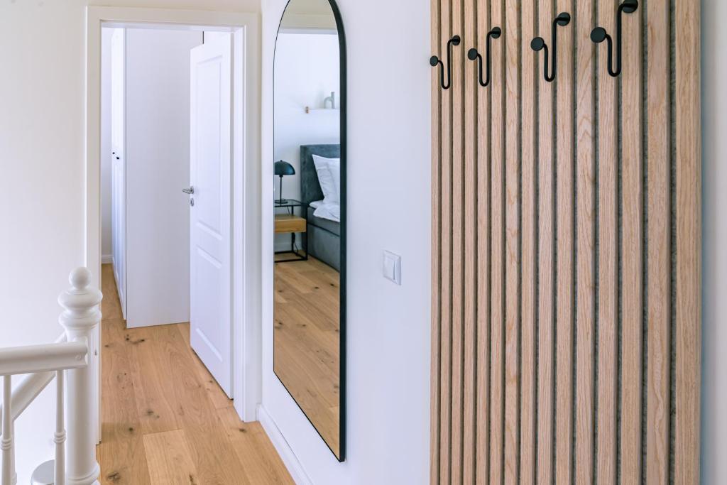 TV a/nebo společenská místnost v ubytování Kapitänshaus Friedrich Franz - Premium Apartments 200 Meter vom Strand und Alten Strom