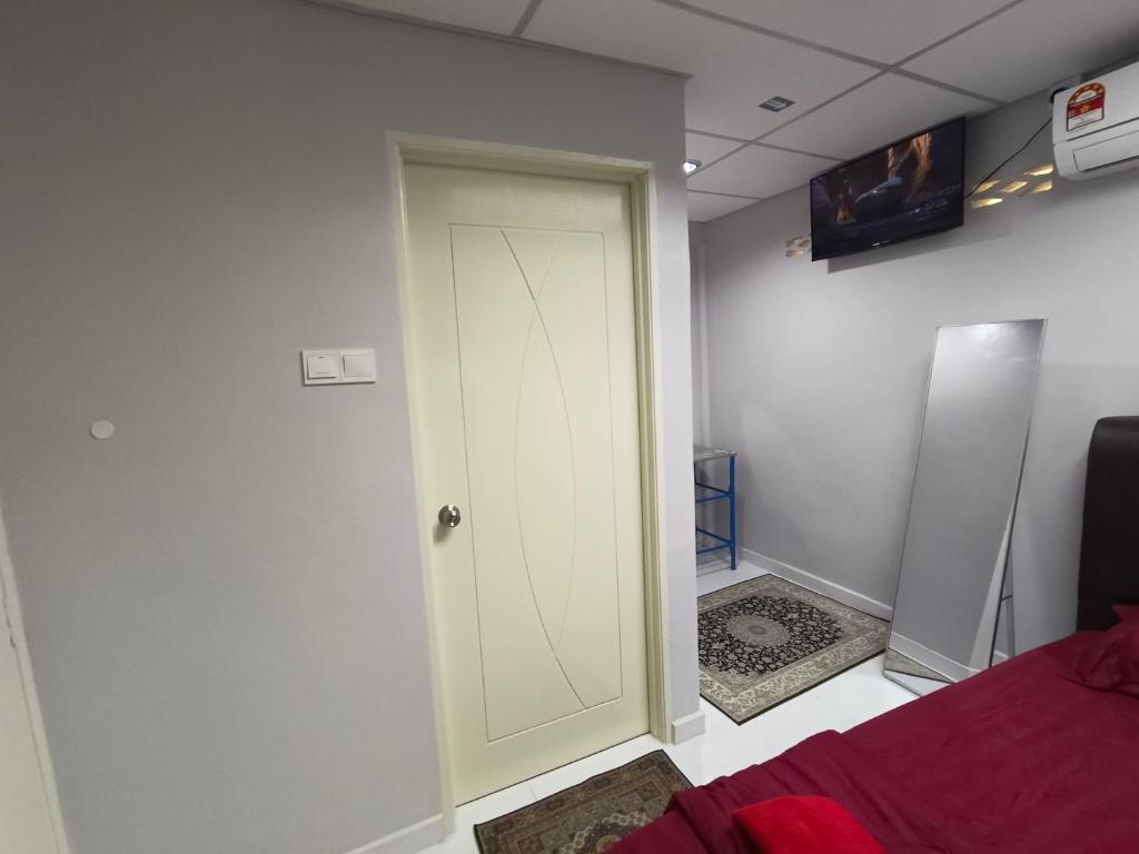 Postel nebo postele na pokoji v ubytování ROOMSTAY NIMAZA Bilik 2