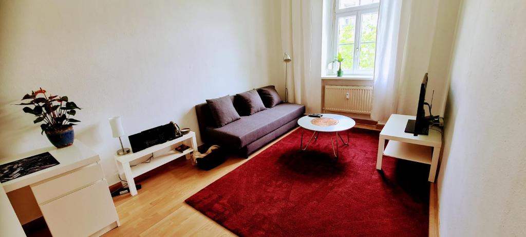 A seating area at Sunny City Apartment - Steps from Graz Main Train Station