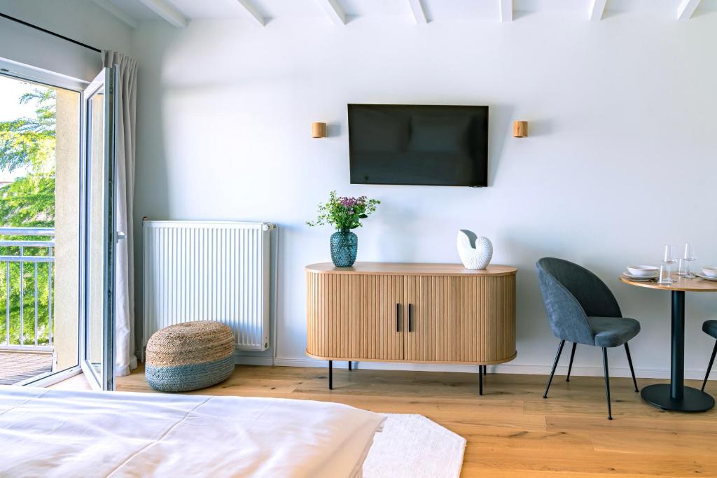 TV a/nebo společenská místnost v ubytování Kapitänshaus Friedrich Franz - Premium Apartments 200 Meter vom Strand und Alten Strom