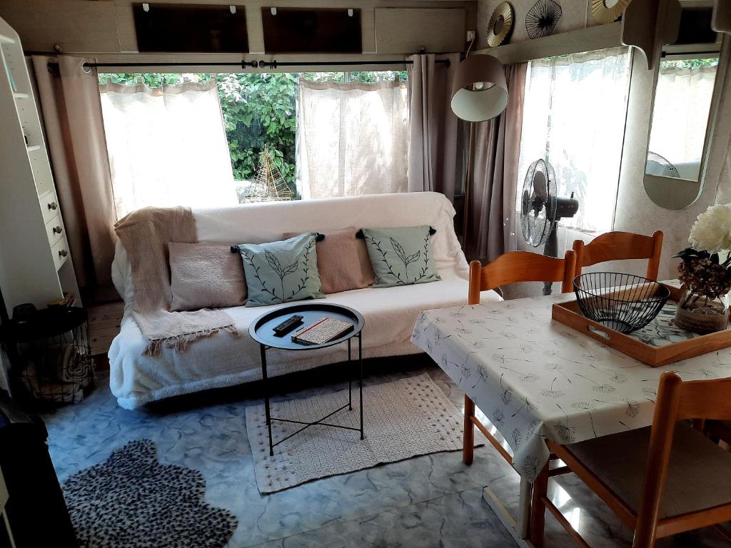 - un salon avec un canapé et une table dans l'établissement Conteneur maritime, à Ambon