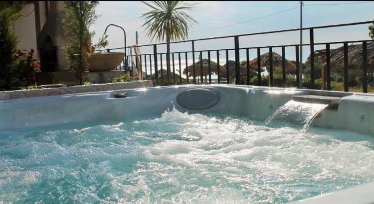 una piscina d'acqua con un frisbee di Villa Giulia a Parghelia