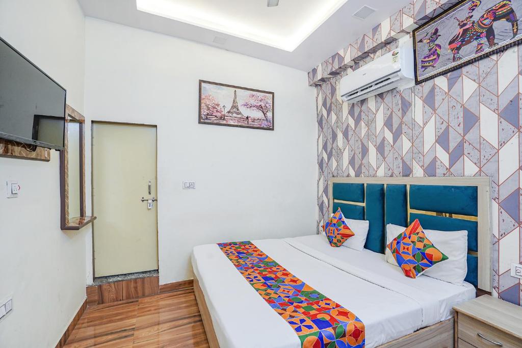 1 dormitorio con 1 cama en una habitación en FabHotel Jimmy Palace, en Tājganj