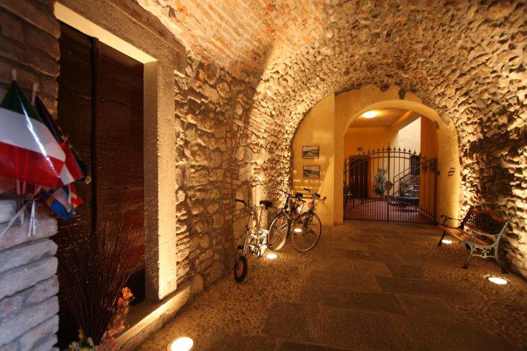 two bikes parked in an alley with an umbrella at appartamento piccolo nido in Sarnico