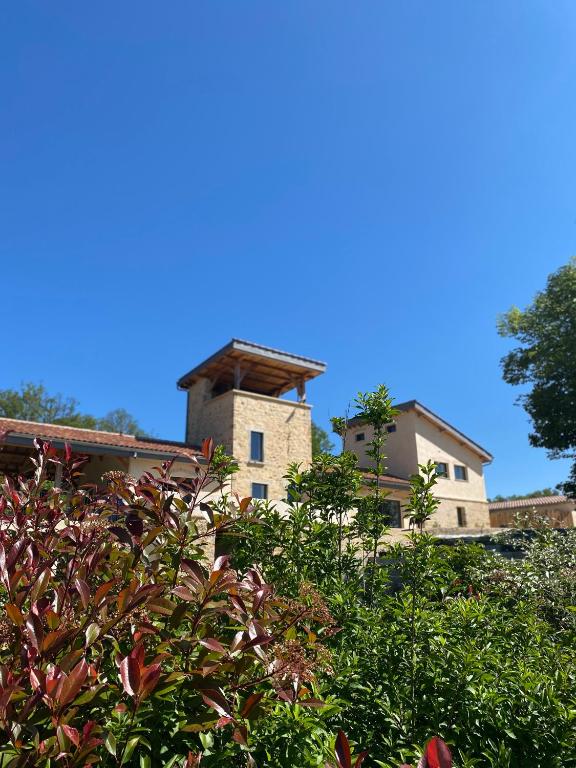 un bâtiment avec une cheminée au-dessus dans l'établissement La Tour du Laurensou, à Figeac