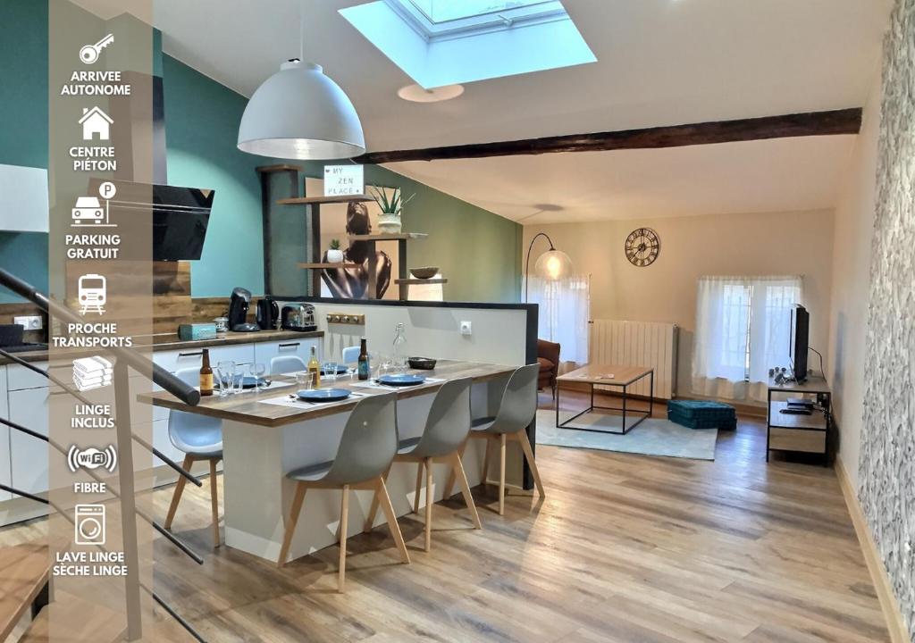 Una cocina y sala de estar con una gran isla con sillas. en Myzenplace - Duplex 100m2 cosy & atypique, centre piéton, parking, en Montélimar