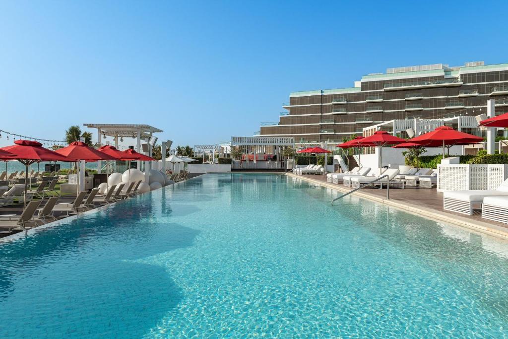 Bazén v ubytování Th8 Palm Dubai Beach Resort, Vignette Collection by IHG nebo v jeho okolí