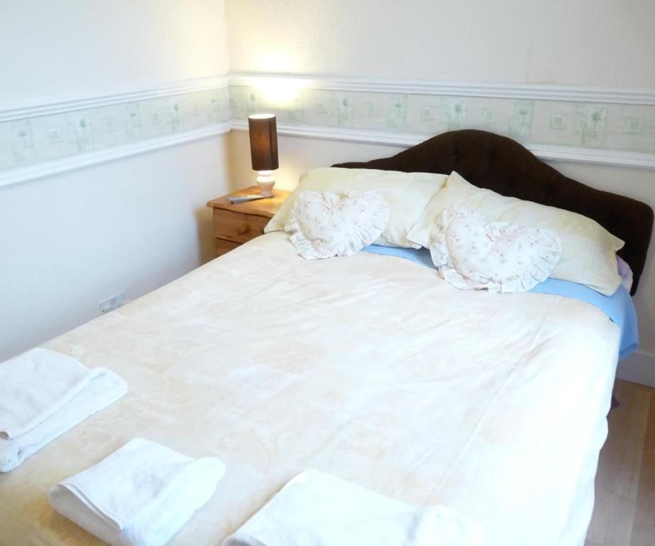 Postel nebo postele na pokoji v ubytování Arbour Guest House