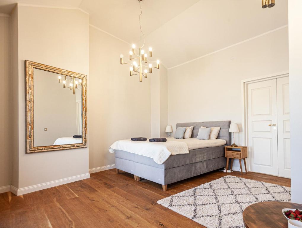 1 dormitorio con cama y espejo en Luxury 2-floor apartment with sauna and balcony en Tallin