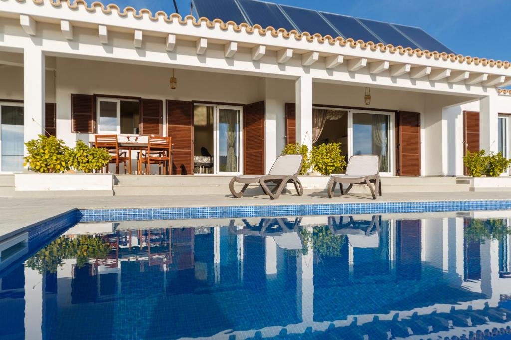 una casa con piscina al lado de una casa en Bini Sole - Villa de lujo con piscina en Menorca en Binibeca