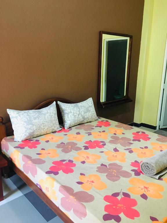 Postel nebo postele na pokoji v ubytování Serene Inn Kandana