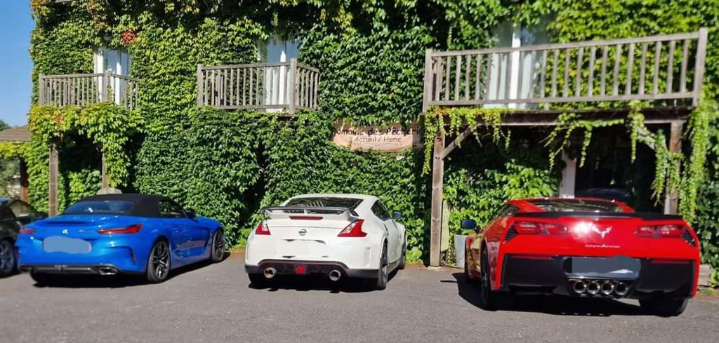 three cars parked in front of a building at Domaine des Pêcheries in Montel-de-Gelat