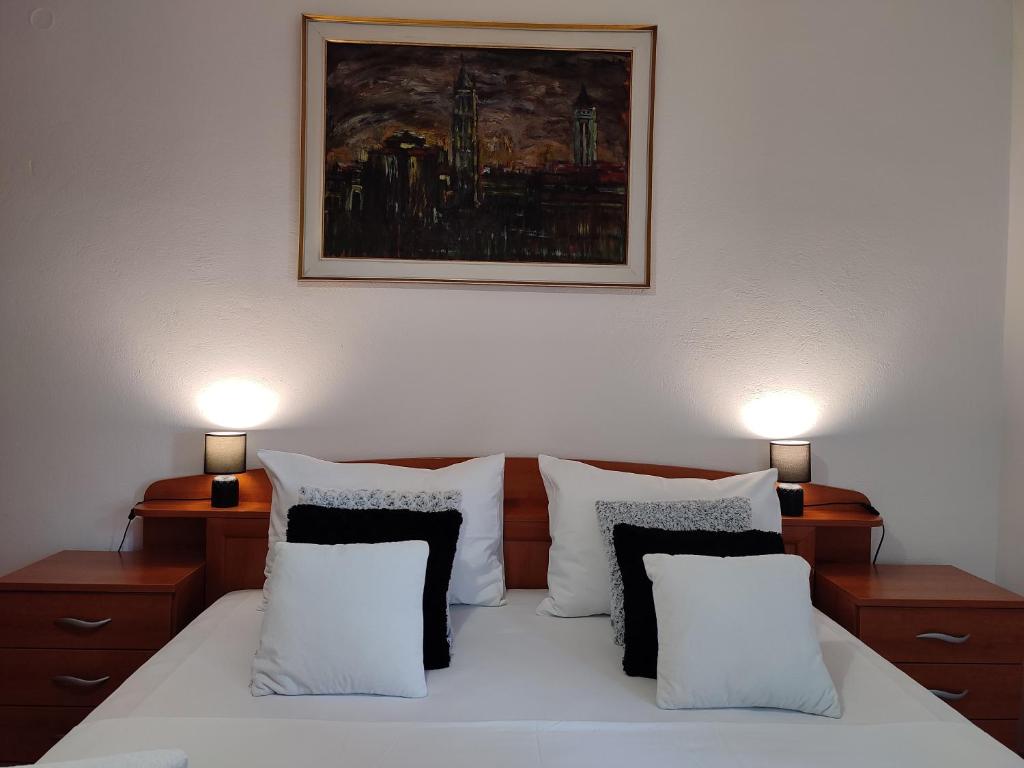 Posteľ alebo postele v izbe v ubytovaní Deluxe Apartman Pervan