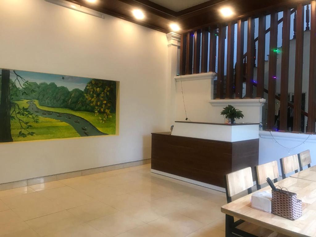 Una habitación con un podio y un cuadro en la pared. en Hải Lê Tam Coc Happy Homestay, en Ninh Binh