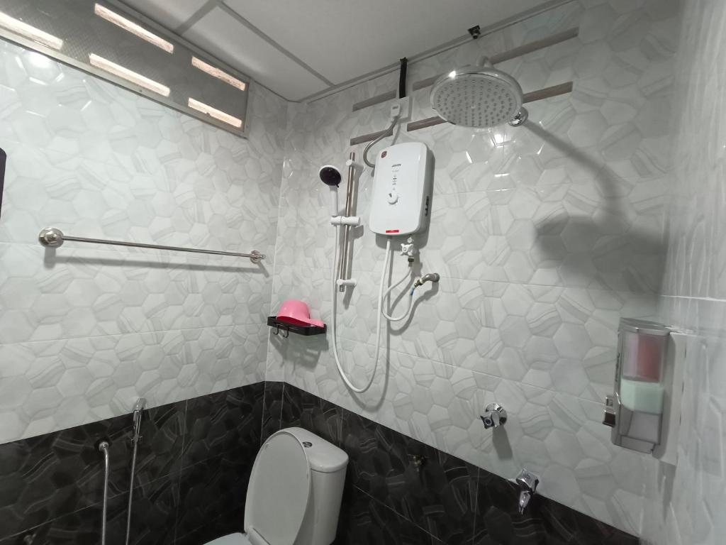 Koupelna v ubytování ROOMSTAY NIMAZA Bilik 1