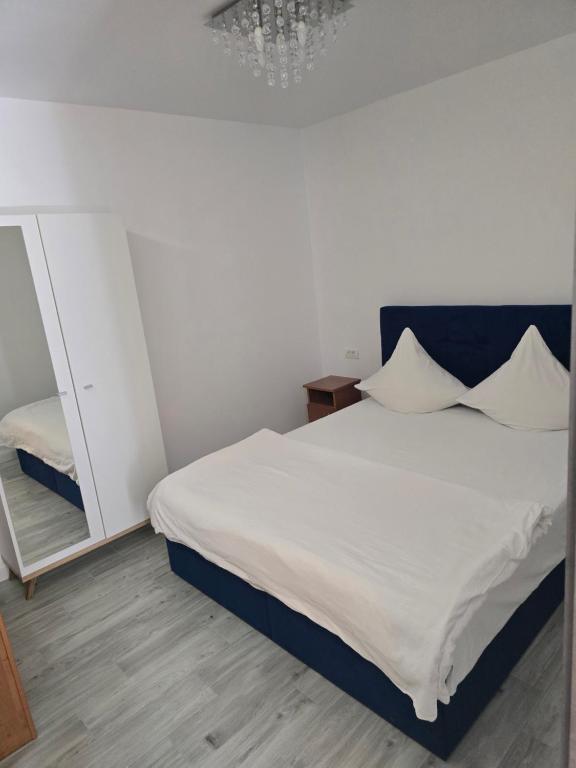 Postel nebo postele na pokoji v ubytování Terra Residence Beiuș