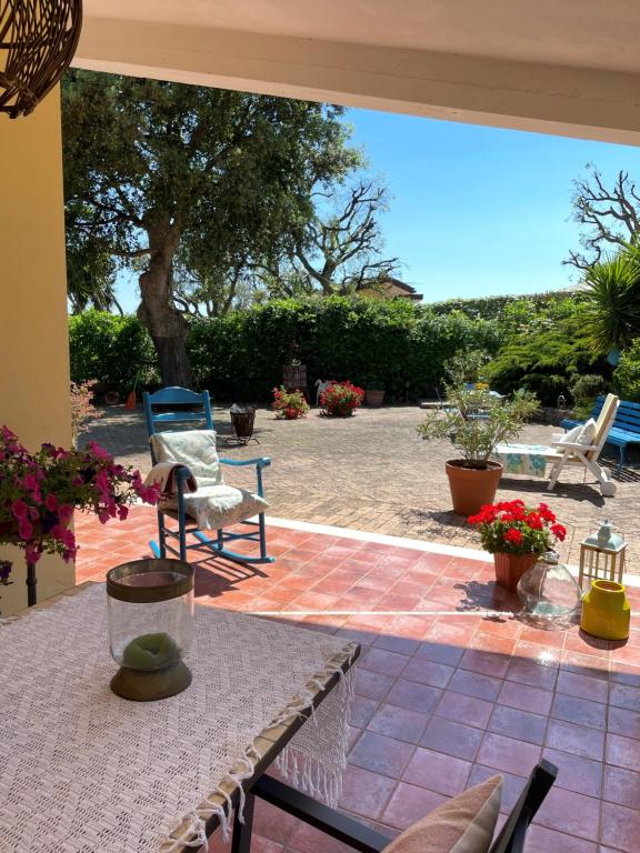 a patio with a table and chairs on a patio at Casa Mimosa Holiday Room in Sperlonga