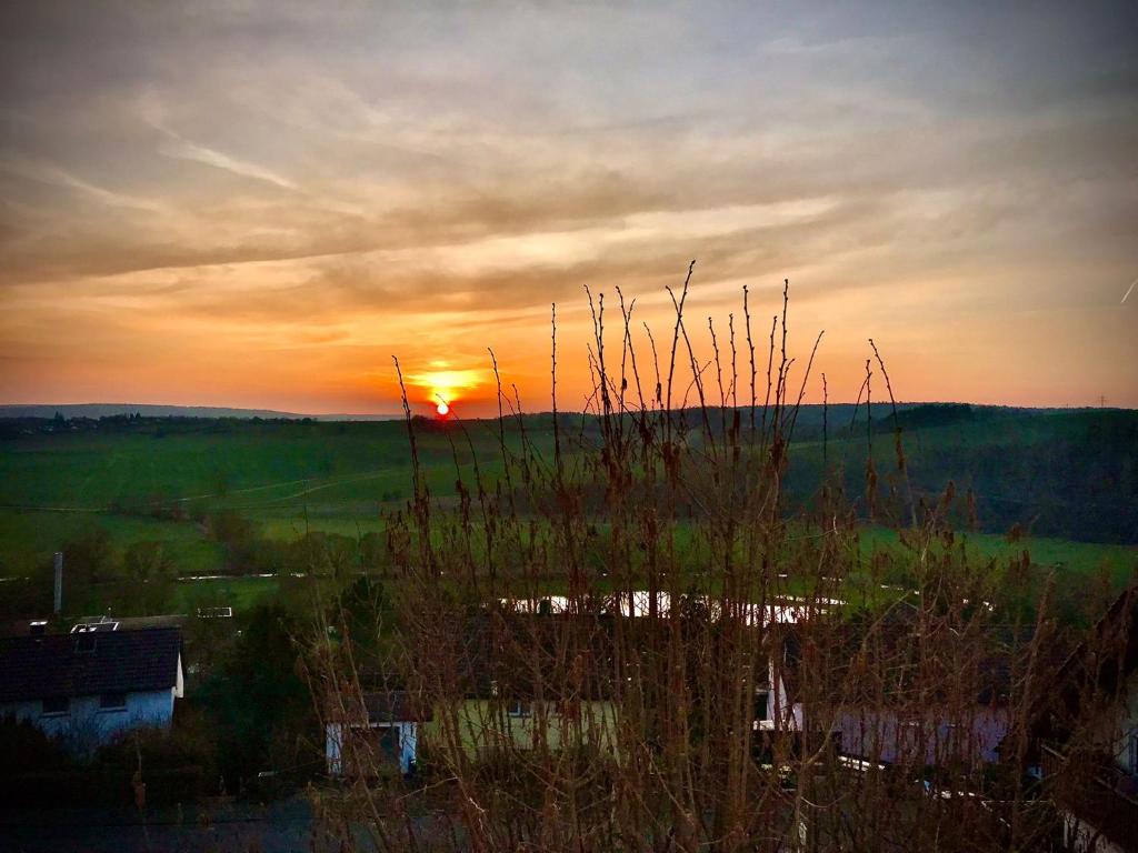 Východ nebo západ slunce při pohledu z bed and breakfast nebo okolí