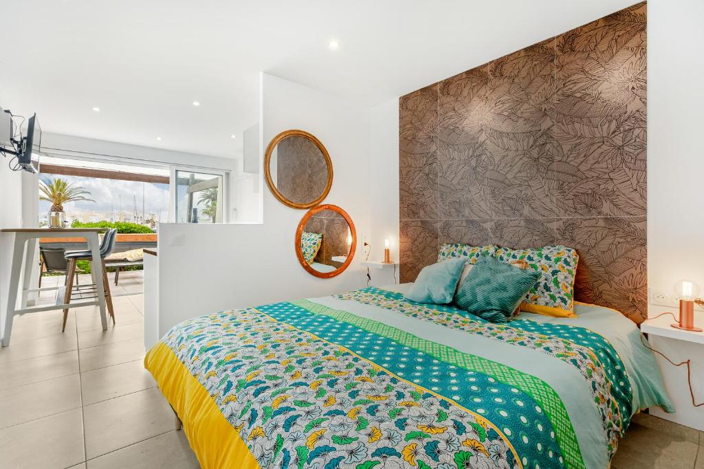 - une chambre avec un grand lit et une salle à manger dans l'établissement Maracuja Port Nature, au Cap d'Agde