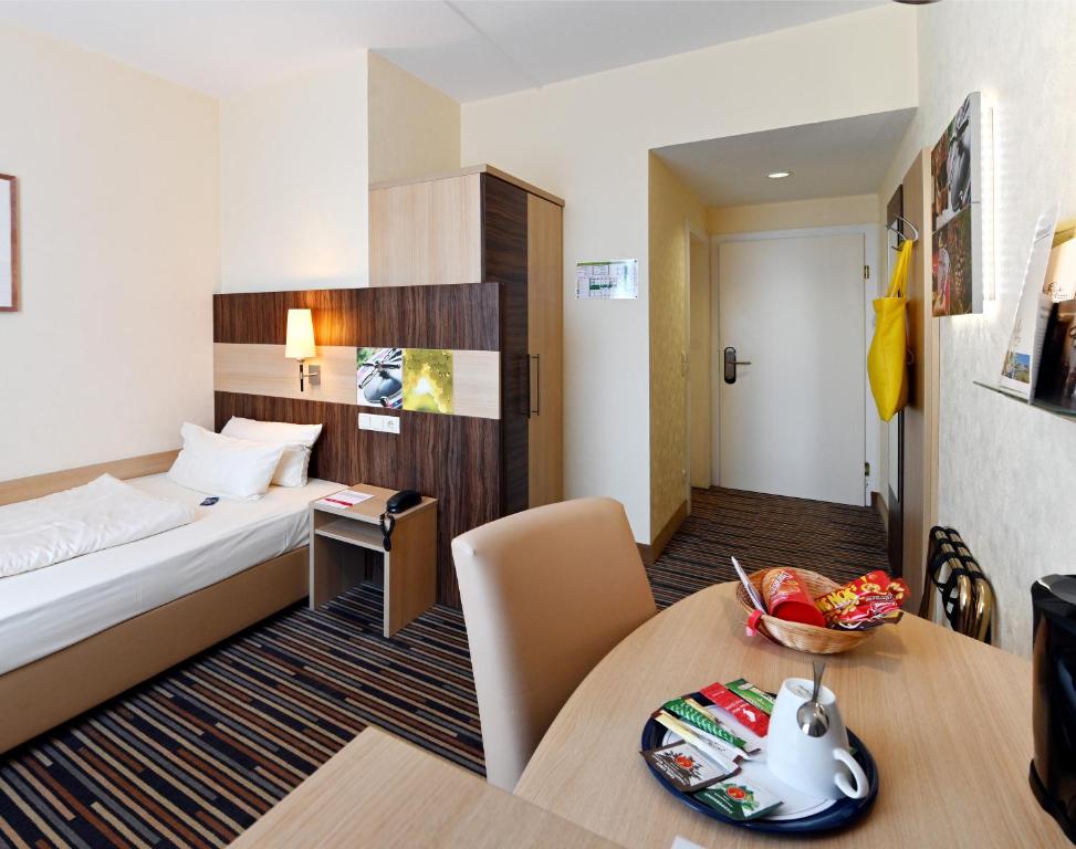 Postel nebo postele na pokoji v ubytování Kurpark-Hotel