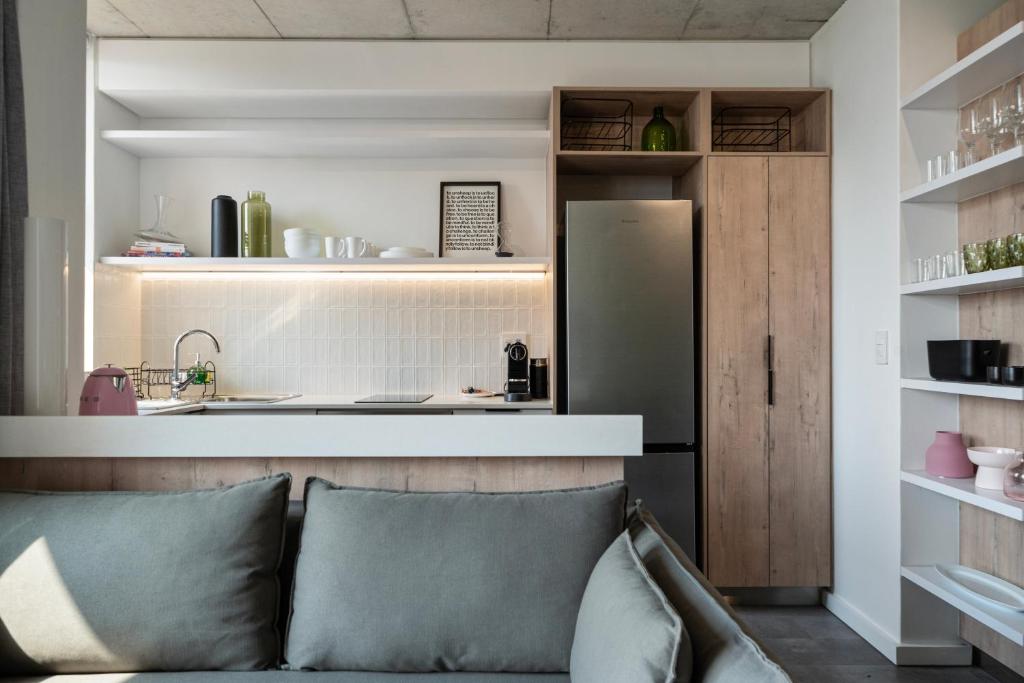 een woonkamer met een bank en een koelkast bij Six On N Apartments - Managed by Propr in Kaapstad