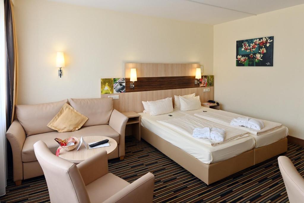 Postel nebo postele na pokoji v ubytování Kurpark-Hotel