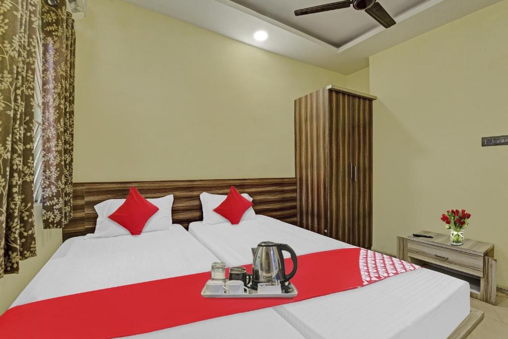 a hotel room with a bed with red pillows at OYO Flagship Hotel Maheshwari Residency in Rānchī